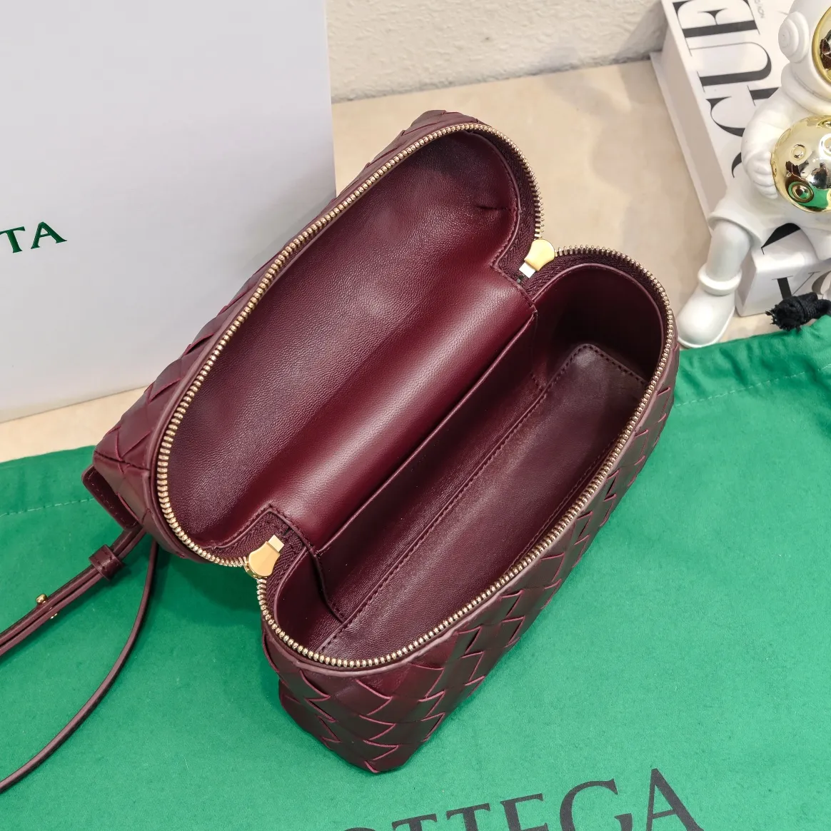 Batch 1360 Bottega Veneta 24 spring and summer woven zipper crossbody bag. A crossbody bag that can be used as a cosmetic bag. The exquisite weaving and compact body are an indispensable accessory for the upcoming summer. The double zipper also better protects the bag. It has a large capacity. If you like it, don’t miss it. Style number: 9109 Size: 22*12.5*5cm
